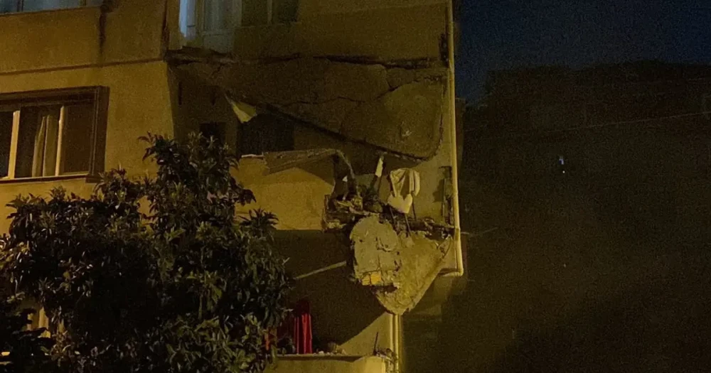 Küçükçekmece'de Balkon Çökmesi Sonucu Bina Tahliye Edildi