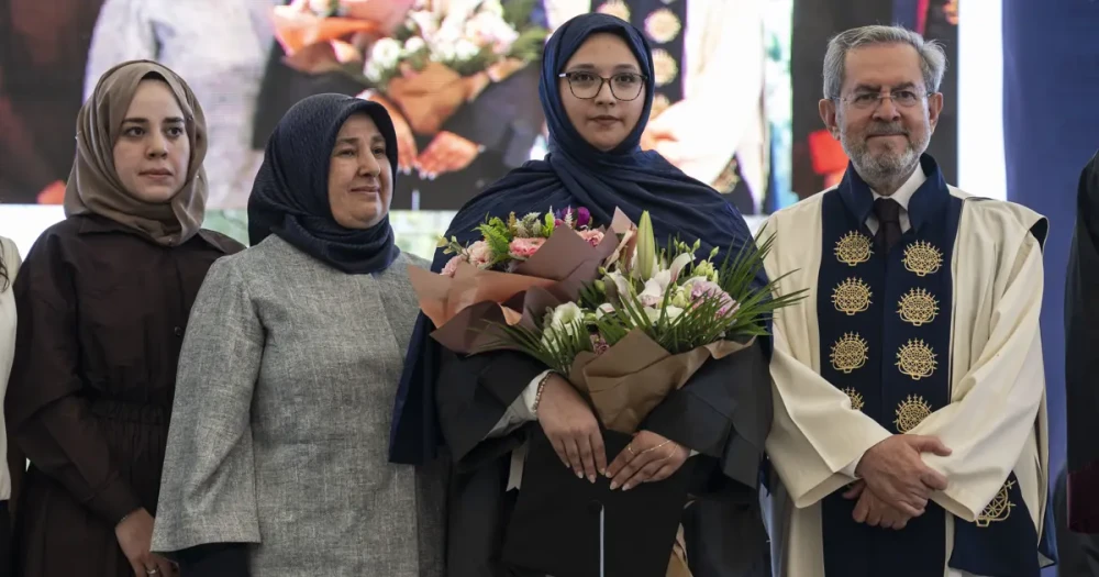 Enkazdan 248 Saat Sonra Kurtarılan Mucize Kız Aleyna Mezun Oldu