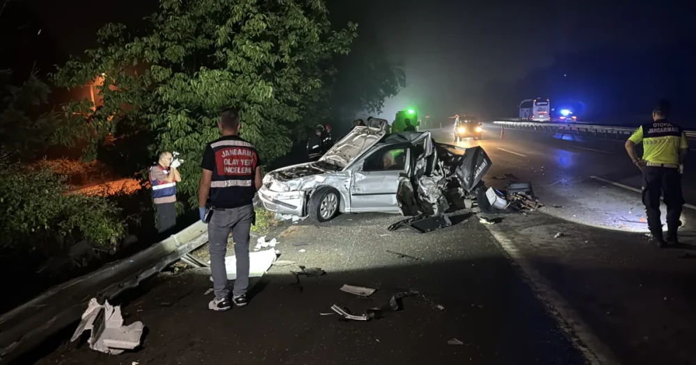 Kocaeli'de Feci Kaza: Arızalanan Otomobile Çarpan TIR Can Aldı