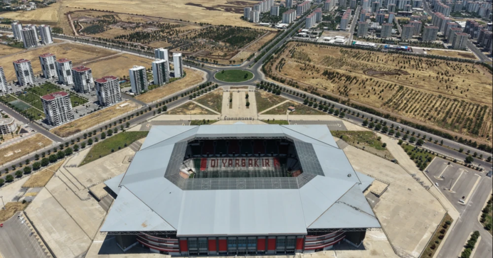 Diyarbakır Stadyumu Süper Lig’e Hazırlanıyor, Fanlar Çimlere Serin Hava Üflüyor
