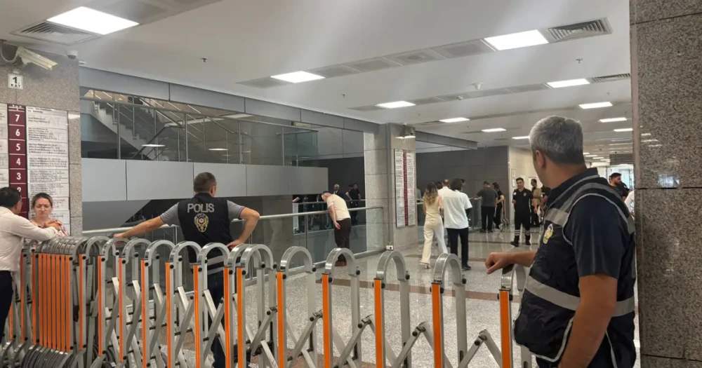 İstanbul Adalet Sarayı'nda Tutuklama Kararı Öncesi Gözaltılı Canını Verdi