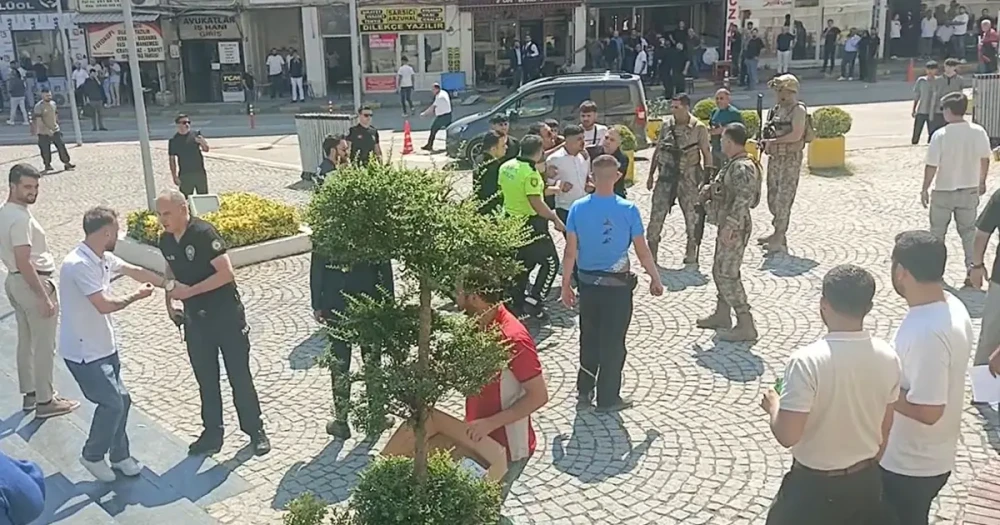 Duruşmada Başlayan Kavga Sokakta Büyüdü: Biri Polis Üç Yaralı