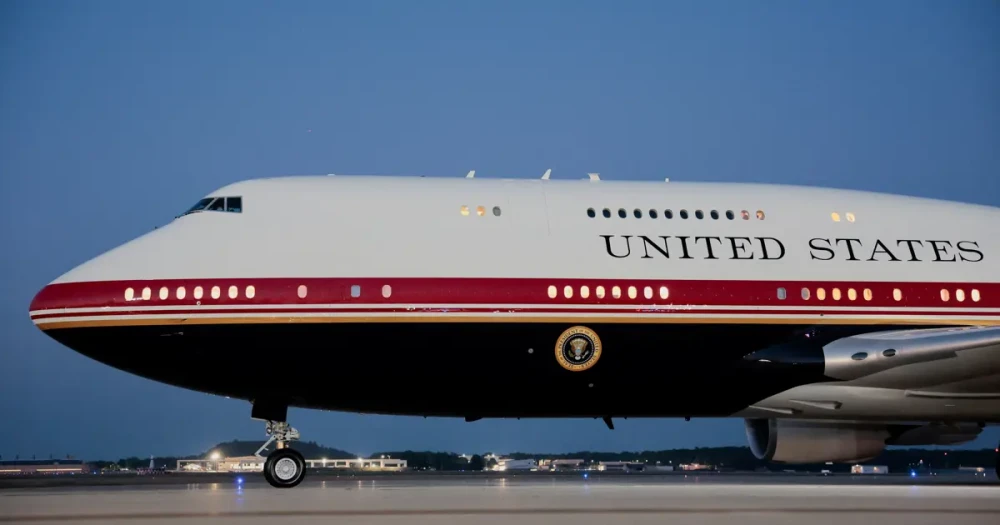Türkiye dönüşünde son dakika kararı. Trump yeni Air Force One'ı bırakıp eski uçağa geçti