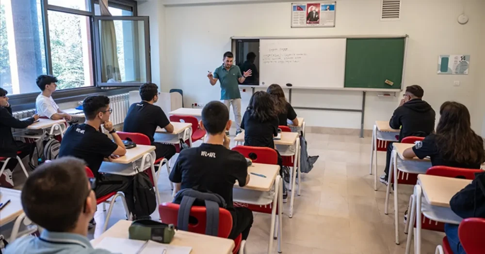 MEB Bünyesindeki Yönetici ve Öğretmenler İçin Ek Ücret Düzenlemesi Resmi Gazete'de Yayımlandı