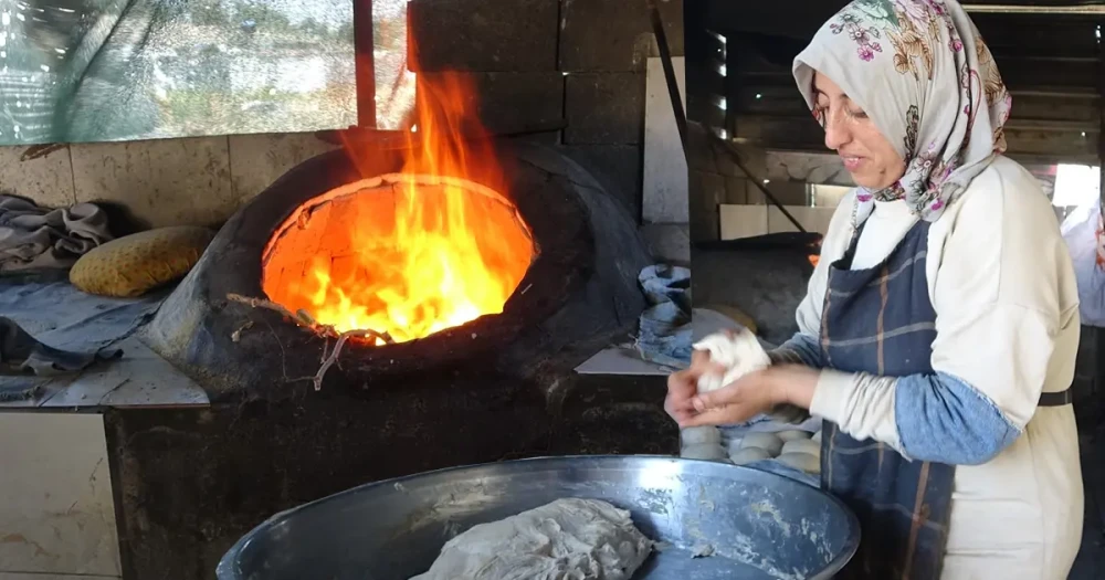 Ekmek Parasını Ateşin İçinden Çıkarıyorlar: Sıcağa Dayanmak İçin Litrelerce Su Tüketiyorlar