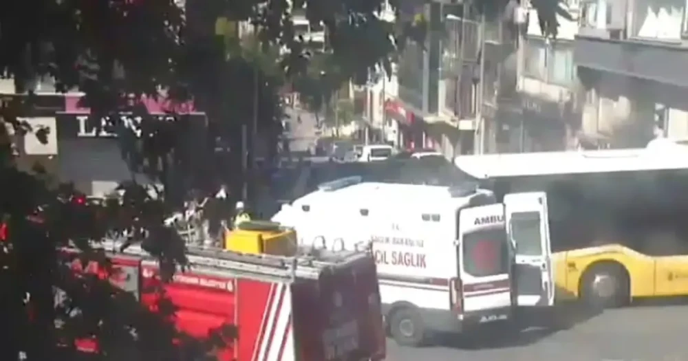 İstanbul Fatih’te İETT otobüsü ile ambulans çarpıştı, yaralılar var