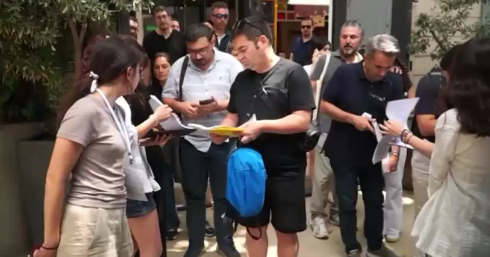 İstanbul'un Seçkin Okullarında Büyük Kayıt Mesaisi: Veliler Sıra Beklemek İçin Nöbet Tuttu