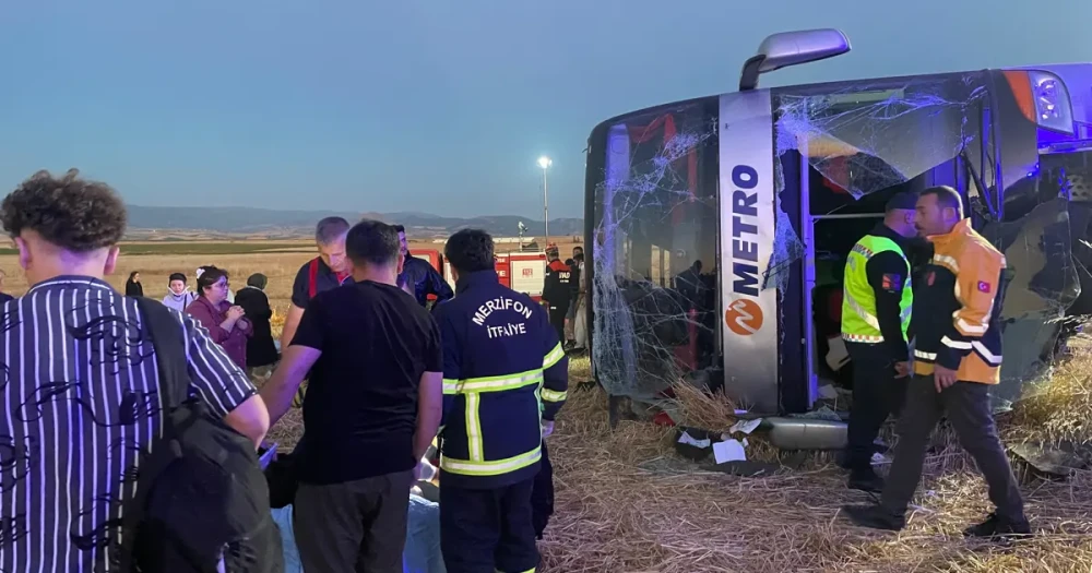Çift Katlı Otobüs Devrildi, 46 Kişi Yaralandı