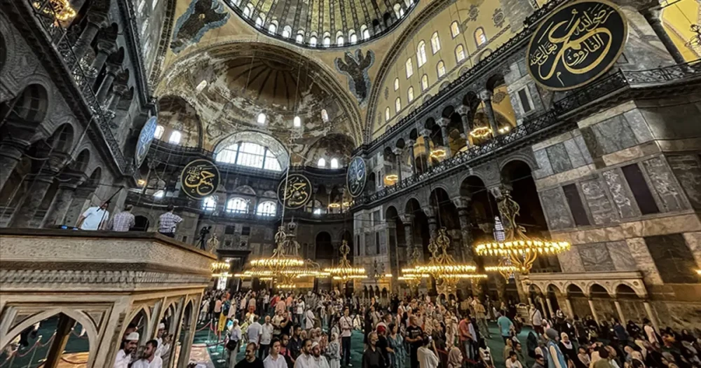 Ayasofya Camii'nde Turistlere Gözaltı Şoku