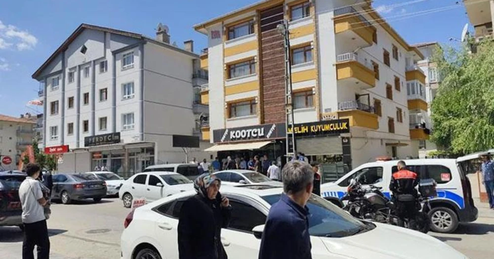 İnternetten "Soygun Nasıl Yapılır" Araması Yapan Şüpheli Kuyumcudan 200 Bin Liralık Bilezik Çaldı