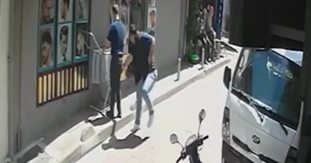 İstanbul'da Tıraş Krizi Kanlı Bitti: Berber Bıçaklandı