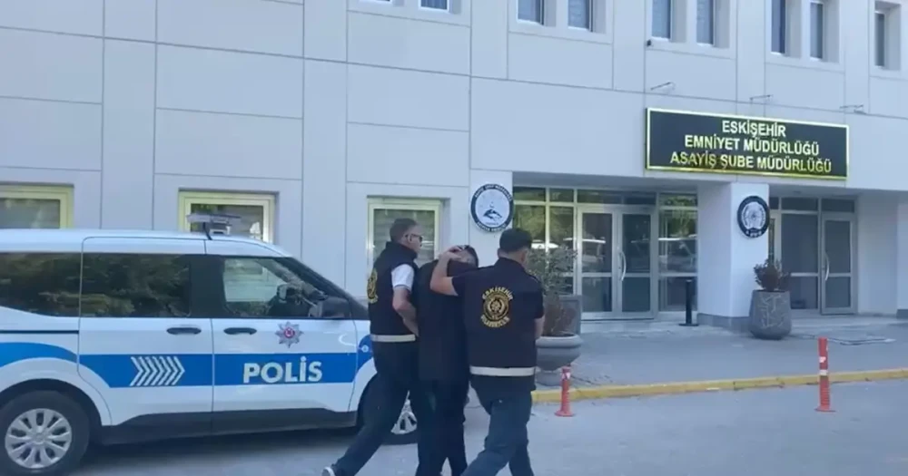 Elini öptüğü yaşlı adamın 2 milyon liralık altınını çalan şüpheli, başka bir dolandırıcılığın parasıyla yakalandı