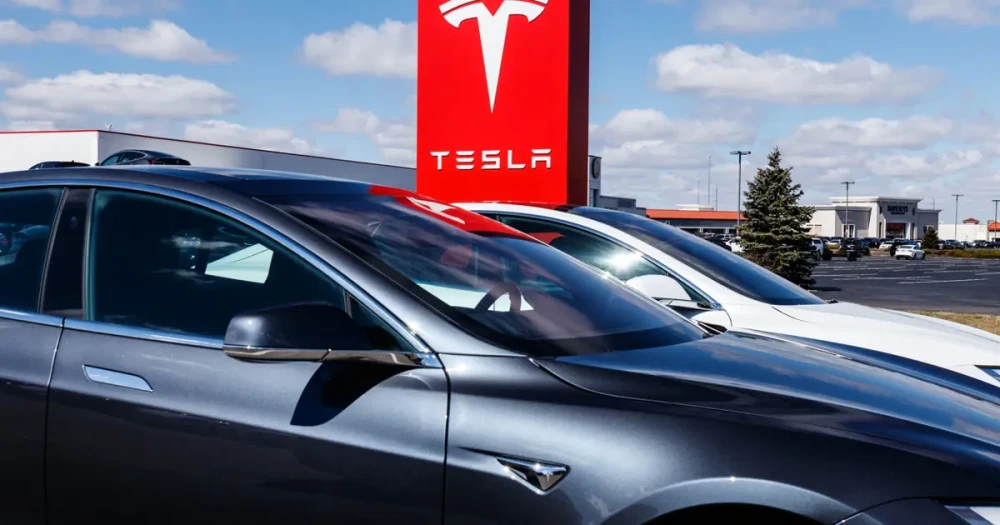 Tesla'dan Beklenmedik Hamle: Direksiyonsuz ve Pedalsız Yeni Model Satışa Çıktı