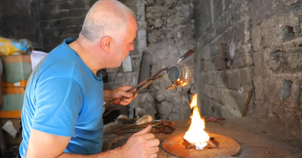 45 Yıldır Ateşin Karşısında: Bir Demirci Ustanın Zorlu Mesai Hikayesi