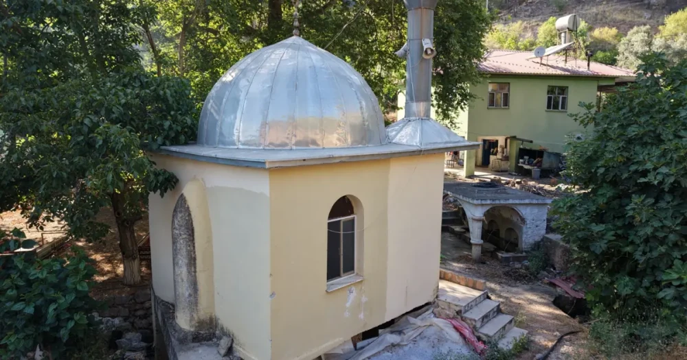 Etrafı Asırlık Çınarlarla Çevrili 9 Metrekarelik Cami Dikkat Çekiyor