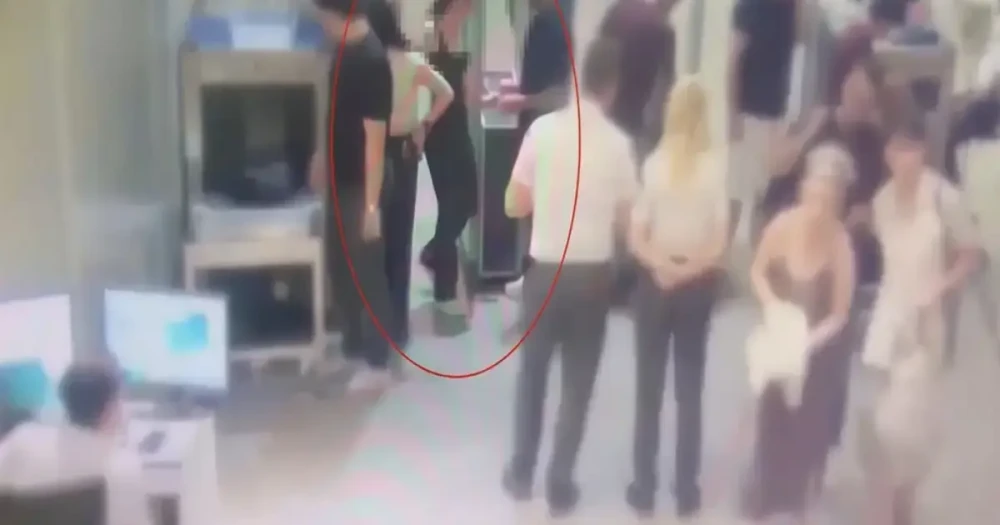Üniversiteli Genç Kız Şarjör ve Mermilerle AVM'ye Girmeye Çalıştı