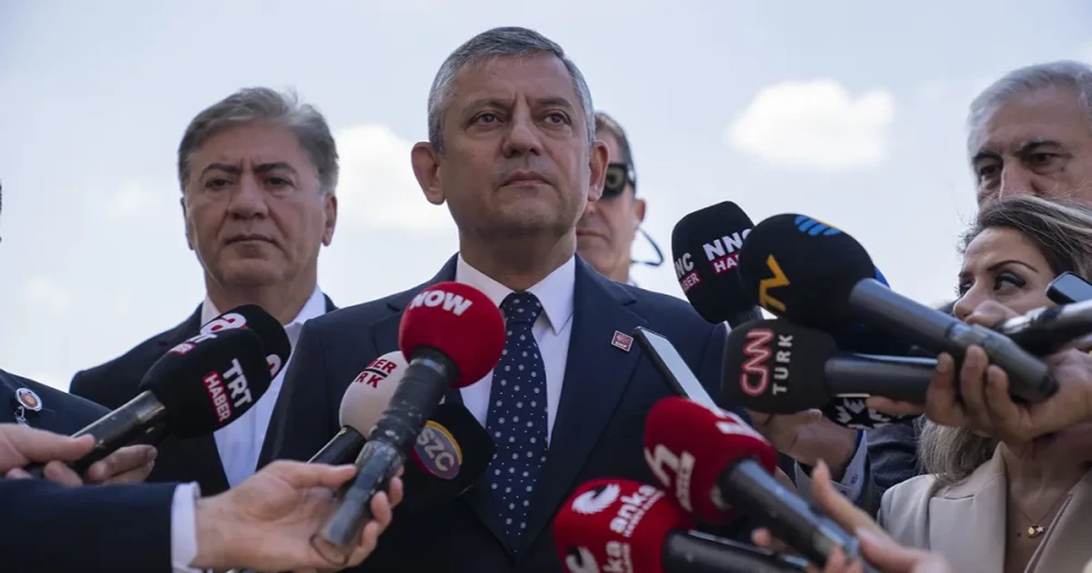 Yeni Parti İçin Geri Sayım Başladı: Logosu Nasıl Olacak, Hangi Renkler Kullanılacak?
