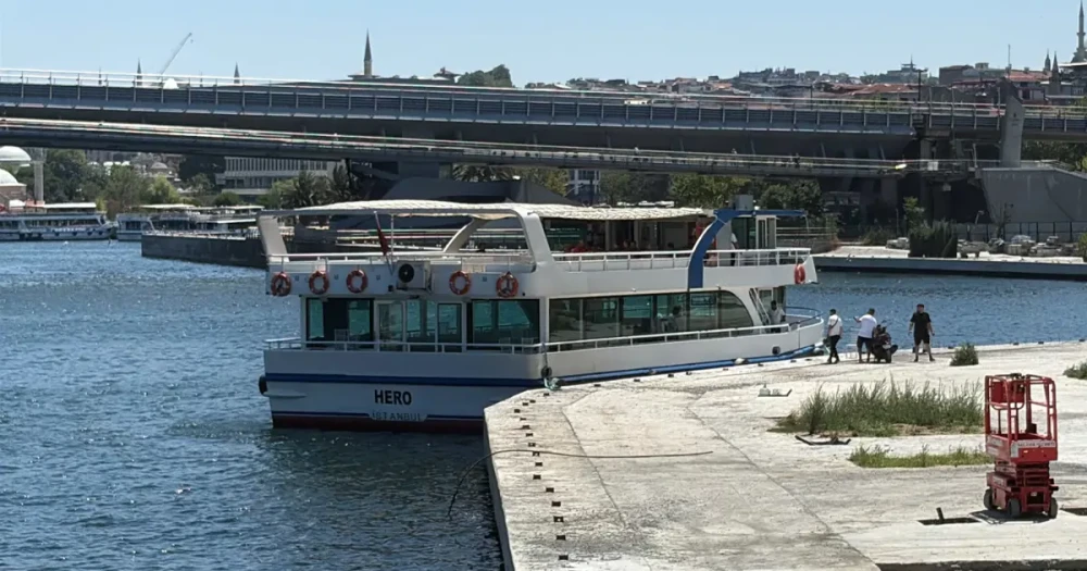 Haliç'te Tekne Köprüye Çarptı, Bir Personel Denizde Kayboldu