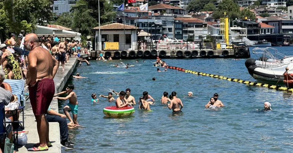 İstanbul'da Sıcaklık Rekoru Vatandaşı Bunalttı: "Sucuk Gibi Kavruluyoruz"