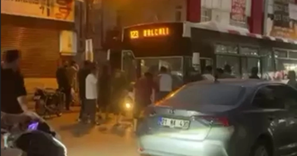 Belediye Otobüsü Şoförüne Şiddet: 10 Kişi Camdan Girerek Şoförü Hastanelik Etti