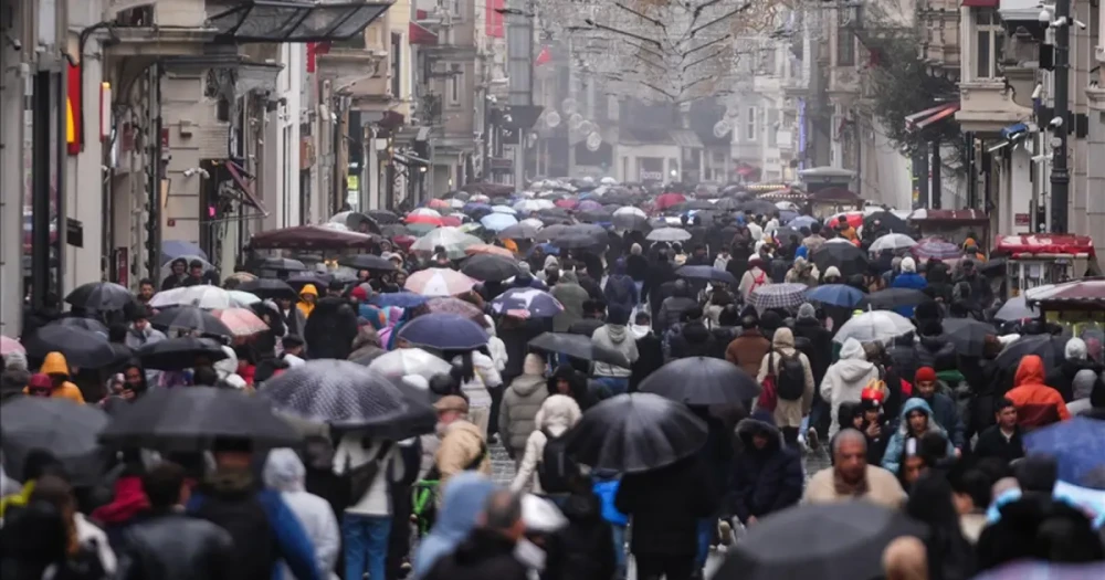 İstanbul'da Yağmur Başlıyor, Sıcaklık 8 Derece Düştü; Trakya, Karadeniz ve İç Anadolu'da Sel Riski