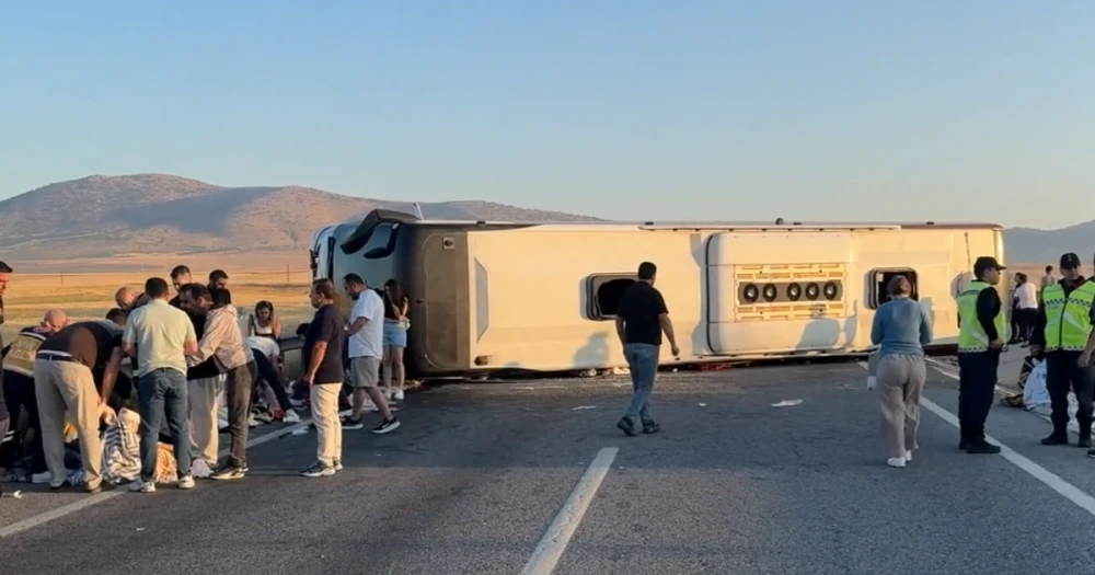 Kütahya'da Yolcu Otobüsü Devrilerek 31 Kişi Yaralandı
