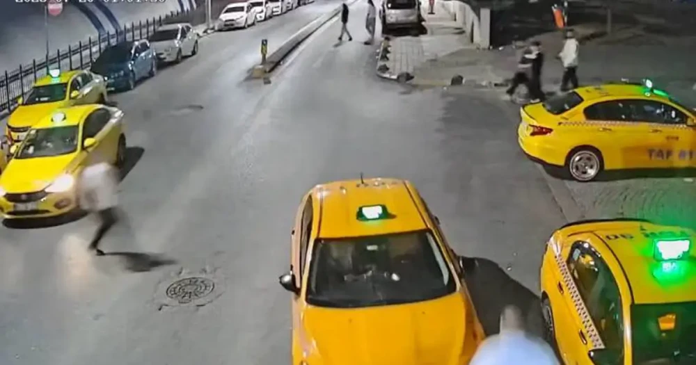 Freni çekilmeyen taksi geri kaydı, bekleyen sürücüler müdahale etti
