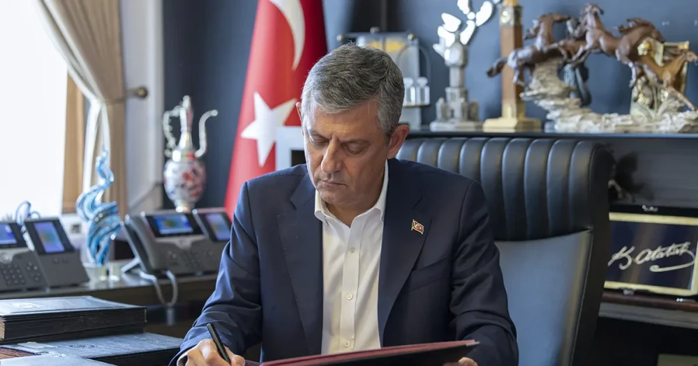 Özgür Özel ve 90 milletvekili CHP'den istifa etti. Yeni Parti resmen kuruluyor