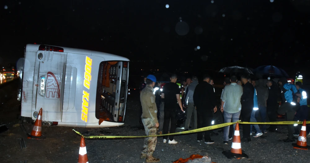 Yolcu Otobüsü Şarampolu Devrildi: 40 Kişi Yaralandı