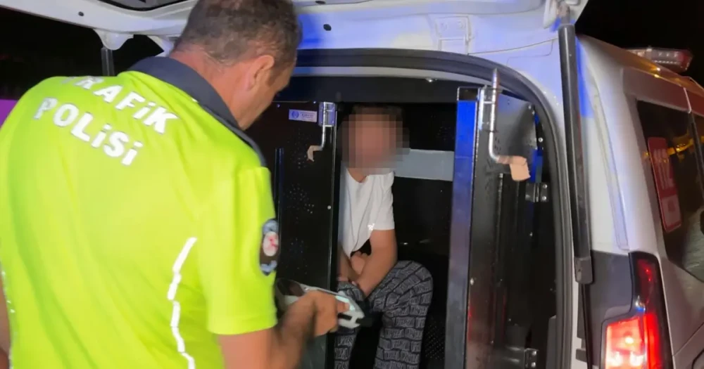 Alkollü sürücü polis memurlarının kimlik ve ehliyet isteğine 150 TL lik teklif etti