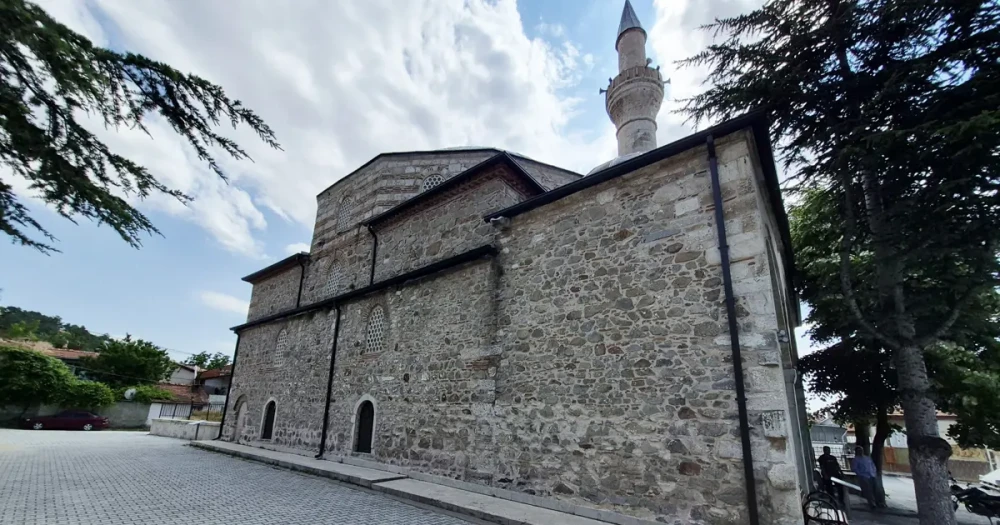 534 yıldır dimdik ayakta. Gizemli semboller dikkat çekerken, kıblesi milim şaşmıyor
