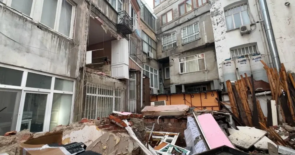 Şişli'de Binanın Duvarı Çöktü, Mahalleli Deprem Oldu Zannetti