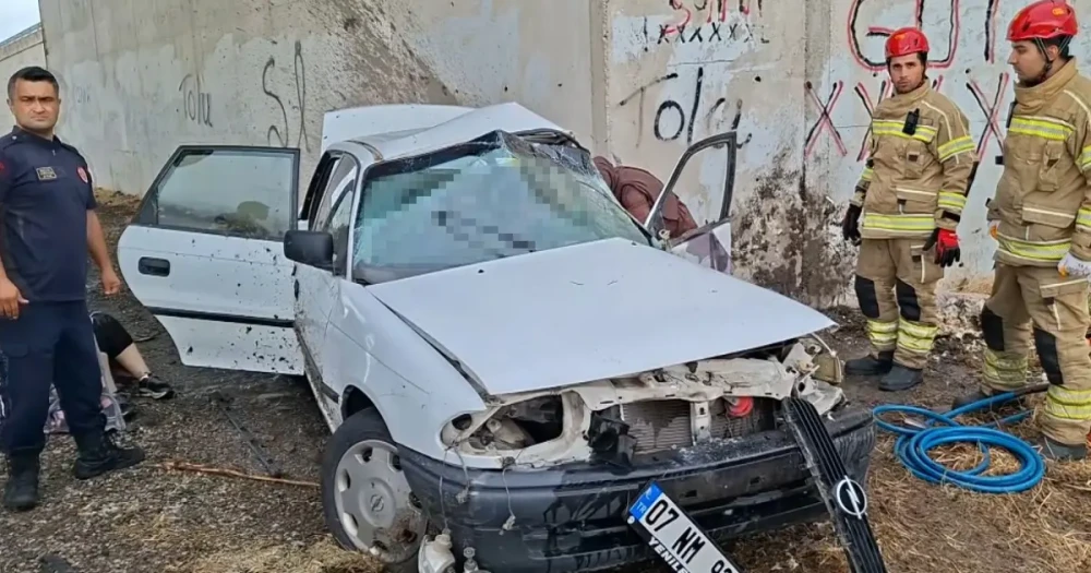 Bursa'da Otomobilin Beton Duvara Çarpmasıyla 3 kişi Hayatını Kaybetti