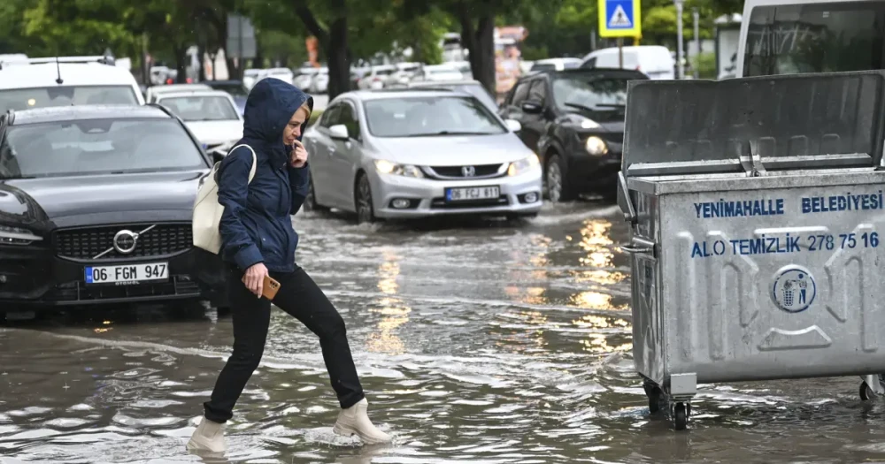 Kış Durumu: İstanbul ve Ankara'da Yollar Göle Dönüyor, Araçlar Sürüklenip Alt Geçitte Mahsur Kaldı