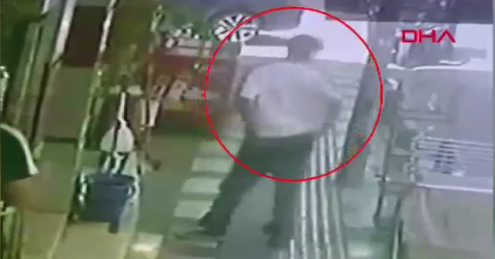 Evcil Papağan Hırsızlığının Şaşırtıcı Detayı: İş Yerinin Önünden Kafesiyle Birlikte Çaldılar
